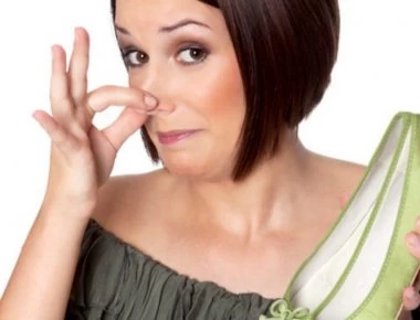 Παπούτσια που μυρίζουν άσχημα: Έξι εύκολες και γρήγορες λύσεις